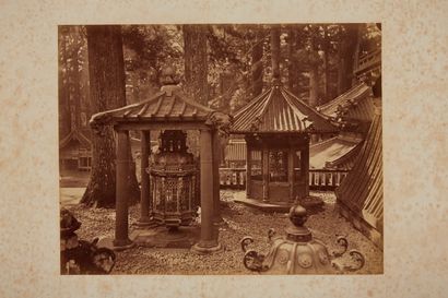 Attr. à UCHIDA KUICHI (1844-1875) Abysse de Kanmangafuchi, Alignement de 74 statues...
