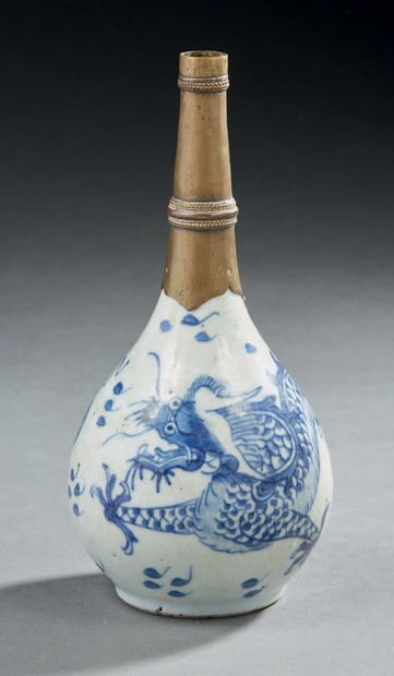 VIETNAM Petit vase à long col étroit en porcelaine décoré en bleu sous couverte de...