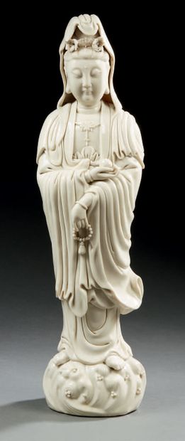 CHINE Figurine en porcelaine émaillée blanche représentant la déesse Guanyin debout...