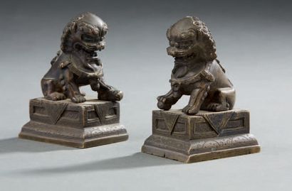 CHINE Paire de petits lions bouddhiques miniatures en bronze à patine brune reposant...