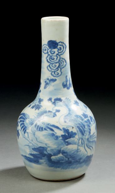 VIETNAM Vase balustre à long col en porcelaine décoré en bleu sous couverte de deux...
