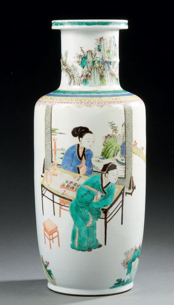CHINE Grand vase rouleau en porcelaine à rare décor en émaux de la famille verte...