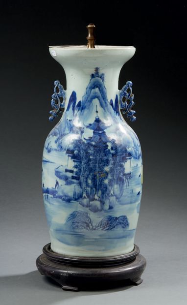 CHINE Vase balustre en porcelaine décoré en bleu sous couverte d'un paysage lacustre
Première...