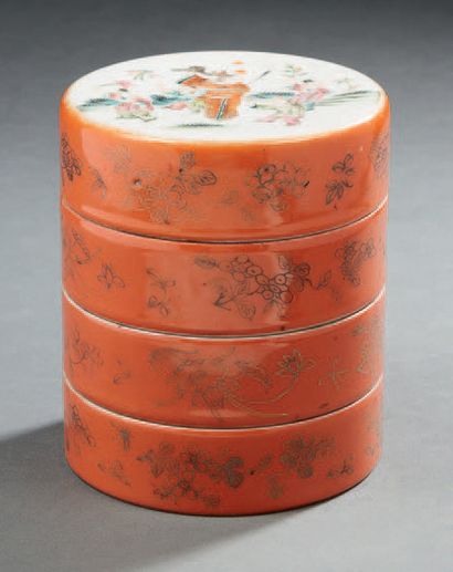 CHINE Boite cylindrique en porcelaine à trois compartiments à fond corail décorée...