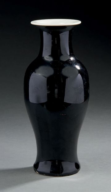 CHINE Vase balustre en porcelaine à fond céladon gris craquelé XXe siècle
H. : 36...