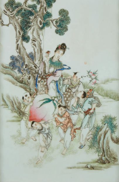 CHINE Plaque murale rectangulaire en porcelaine décorée en émaux de la famille rose...