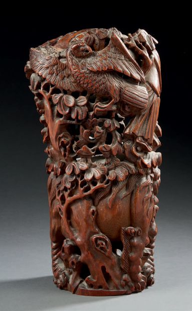 CHINE Bambou sculpté et ajouré représentant un chien de fô surmonté de phénix, rapaces...