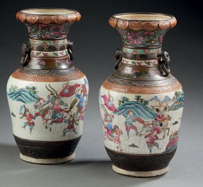 CHINE (NANKIN) Paire de vases balustres en porcelaine à fond craquelé beige, décorés...