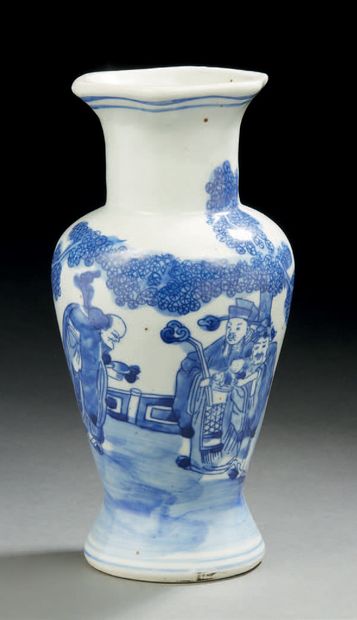 CHINE Vase balustre en porcelaine décoré en bleu d'immortels.
Epoque Moderne.
H....