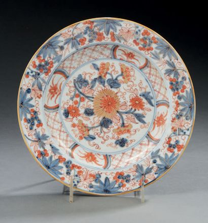 CHINE Coupe circulaire en porcelaine décorée dans la palette Imari de fleurs et de...