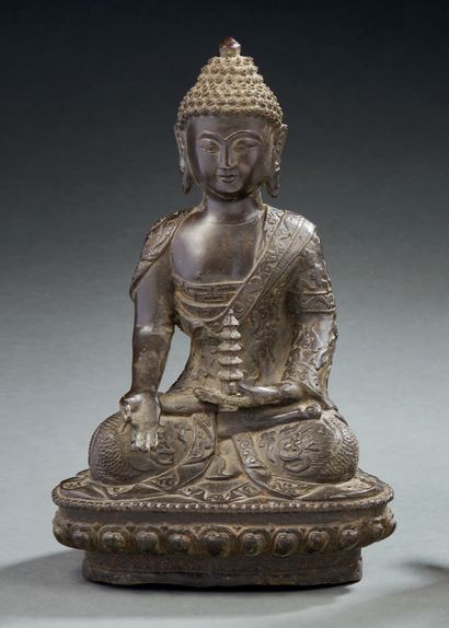 CHINE Figurine en bronze ciselé à patine brune représentant Bouddha assis en dhyanasana...