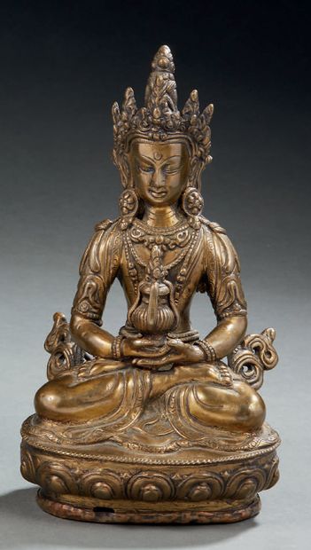 NEPAL Figurine en laiton représentant Amitayus assis en dhyanasana reposant sur un...