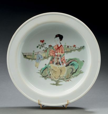 CHINE Hollow circular porcelain dish decorated in enamels of the green family with...