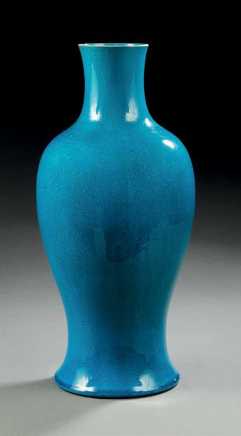 CHINE Vase en porcelaine à couverte monochrome bleu turquoise.
XXe siècle.
H. : 23...