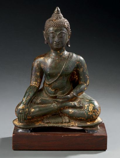 THAÏLANDE Figurine representing a Buddha in bronze with a green-brown patina and...