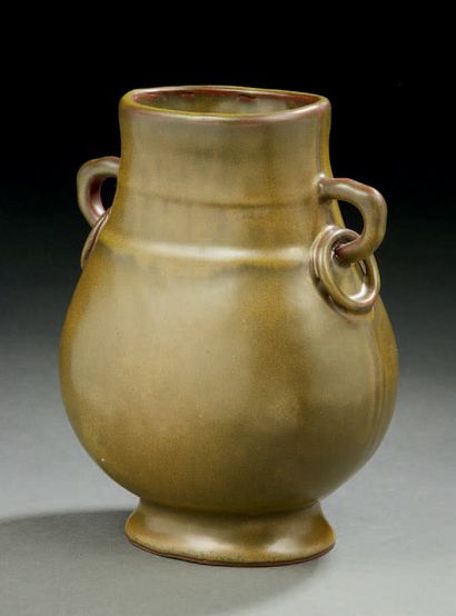 CHINE Vase balustre en porcelaine à panse aplatie à deux anses ajourées, à couverte...