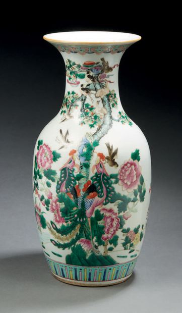 CHINE Vase balustre en porcelaine décoré en émaux de la famille rose d'oiseaux perchés...