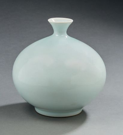JAPON Vase hémisphérique à fond légèrement céladon vert bleu signé au revers
XXe...