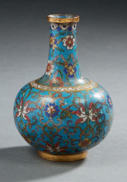 CHINE Petit vase en bronze cloisonné à fond turquoise décoré en polychromie de fleurs...