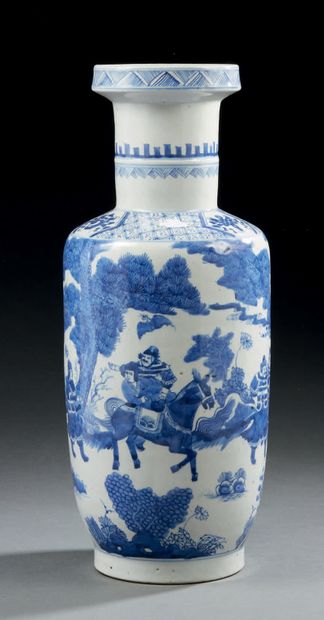 CHINE Vase rouleau en porcelaine décoré en bleu sous couverte de militaires avec...