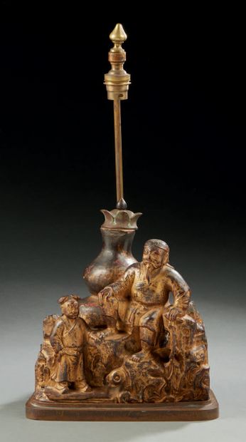CHINE Groupe en bois sculpté doré représentant un ermite assis sur un rocher près...