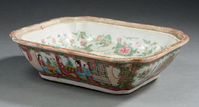 CHINE Légumier en porcelaine de Canton à décor floral polychrome.
XIXe siècle.
L....