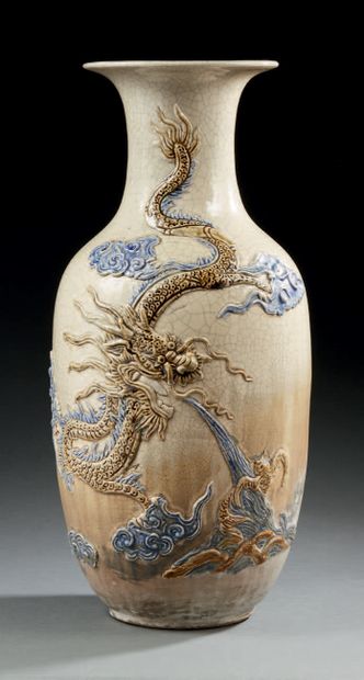 JAPON Vase balustre en porcelaine à fond beige craquelé décoré en léger relief d'un...
