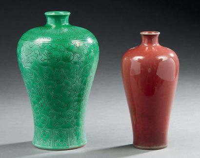 null ENSEMBLE COMPRENANT :
CHINE Vase Meiping à fond monochrome vert à décor incisé...
