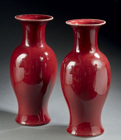 CHINE Paire de vases en porcelaine de forme balustre à fond monochrome en rouge de...