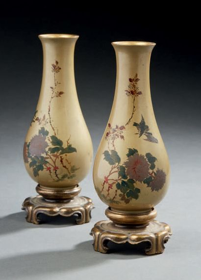 JAPON Pair of small vases in gilded lacquered wood on their bases with four feet...