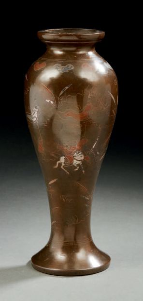 JAPON Vase en bronze à patine brune de forme balustre incrusté d'argent, de cuivre...