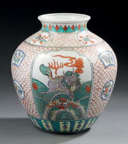 CHINE Vase en porcelaine Guan décoré en émaux de style wucai d'animaux fantastiques
Époque...