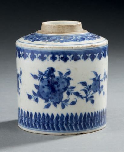 CHINE Vase en porcelaine décoré en bleu sous couverte de fleurs.
XIXe siècle
H. :...
