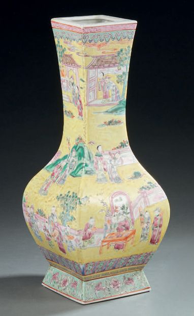 CHINE Vase quadrangulaire en porcelaine à fond jaune décoré en émaux de la famille...