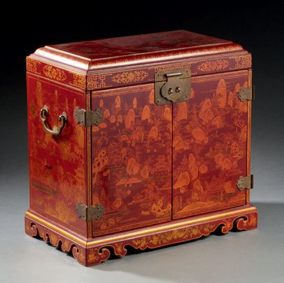 CHINE Small travel cabinet in lacquered wood with a red background decorated with...