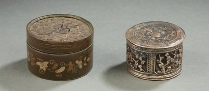 null ENSEMBLE COMPRENANT :
Une boite japonaise circulaire en bronze décorée de feuillages.
Période...