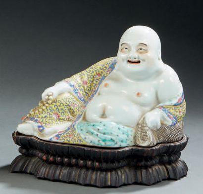 CHINE Bouddha en porcelaine décoré en emaux.
Marque au revers.
Socle en bois sculpté.
Période...