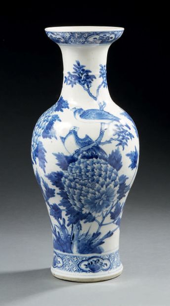 CHINE Vase balustre en porcelaine décoré en bleu sous couverte de pivoines, arbustes,...