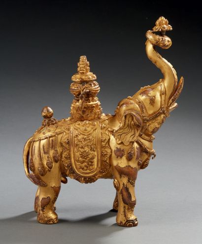 CHINE Figurine en bronze doré représentant un éléphant arnaché surmonté d'un vase...