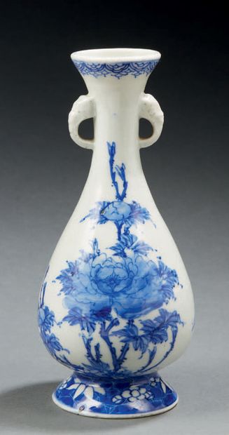 JAPON Petit vase de forme balustre en porcelaine décoré en bleu sous couverte de...