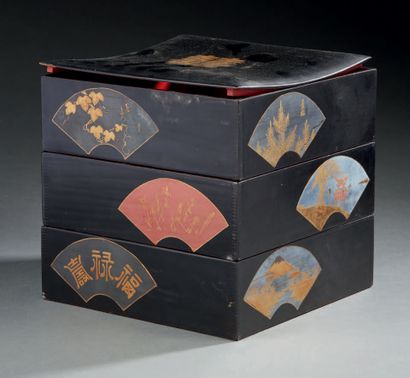 JAPON Black lacquered wood covered quadrangular box with three compartments, painted...