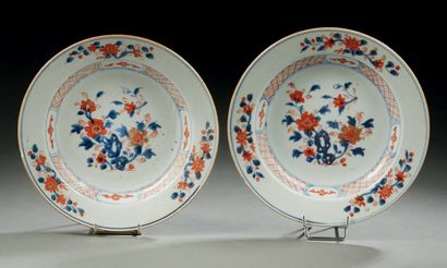 CHINE Deux assiettes creuses en porcelaine décorées de fleurs dans la palette Imari
XVIIIe...