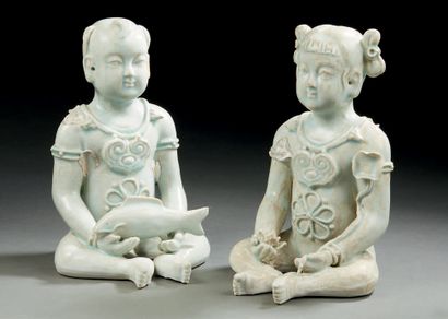 CHINE Deux figurines en porcelaine représentant des enfants assis avec poissons et...