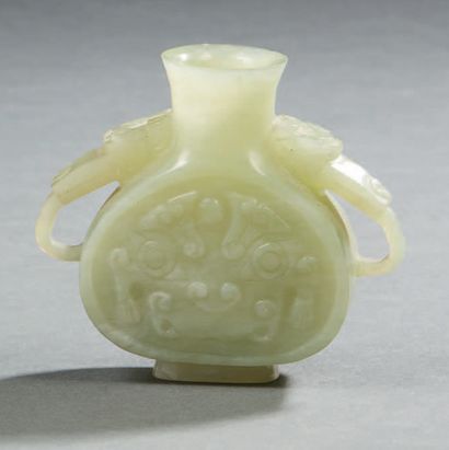 CHINE Vase miniature en jade vert clair sculpté.
XXe siècle
H. : 6 cm