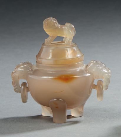 CHINE Brûle-parfum miniature tripode en agate sculptée à motifs de chiens de fô (anses...