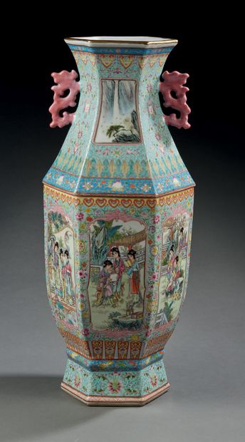CHINE Grand vase hexagonal en porcelaine décoré en émaux de la famille rose side...