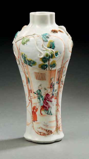 CHINE Petit vase balustre en porcelaine décoré en émaux de la famille rose de femmes...
