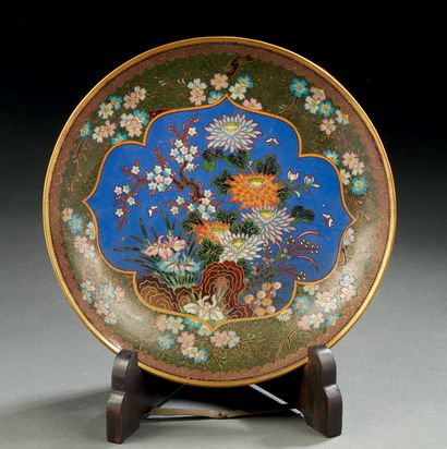 JAPON Coupe circulaire en bronze cloisoné représentant des chrysanthèmes, des prunus...