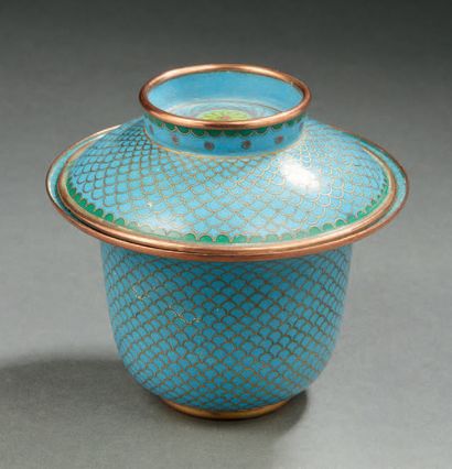 CHINE Bol couvert en bronze cloisonné décoré d'écailles à fond turquoise.
Vers 1900
H....