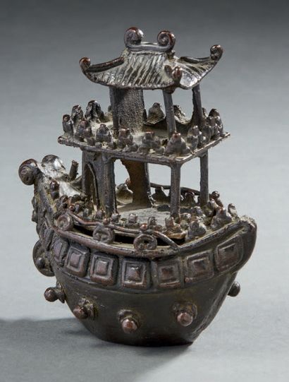 CHINE Petite jonque en bronze à patine brune surmontée d'une pagode avec personnages
XVIII-XIXe...